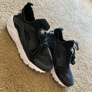 Nike air hurache brand new!